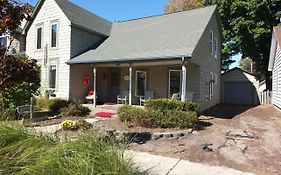 Bayside Cottage - Remodeled And Great Location!